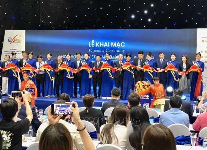 cho-hang-viet-nam-tieu-bieu-xuat-khau-2025-tai-tp-ho-chi-minh-stand.jpg