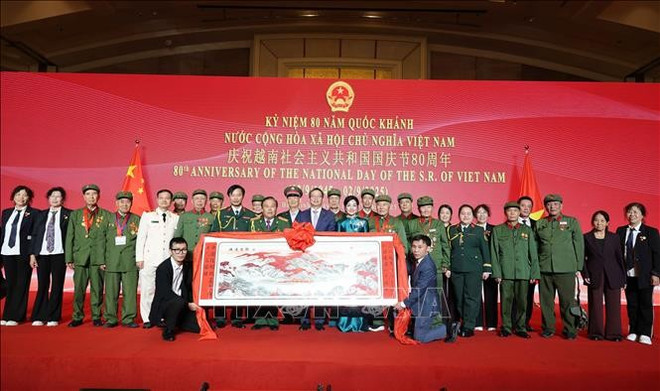 与会代表合影。图自越通社 quoc-khanh-tai-tq.jpg