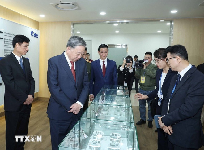 苏林总书记参观位于越南北宁省安丰II-C工业园区的安靠科技(越南)工厂。图自越通社 tong-bi-thu.jpg