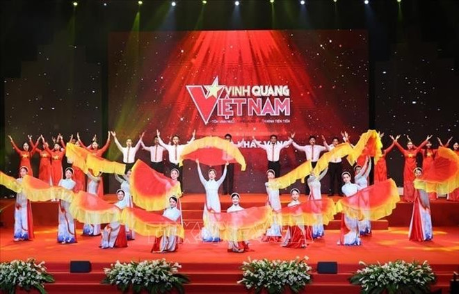 2025年“光荣越南”活动中的文艺表演节目。图自越通社 vqvn-240625.jpg