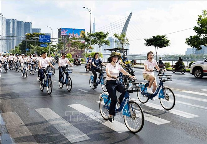 骑自行车友好活动。图自越通社 uuid06bc2928-7cbf-4323-bbf6-6e680856f541code001library1type1mode1loctruecaptrue.jpg
