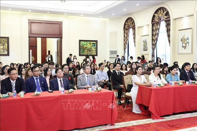 越南驻华大使范清平出席活动。图自越通社 c-kinh-mong-muon-vun-dap-cho-tinh-huu-nghi-viet-trung-stand.jpg