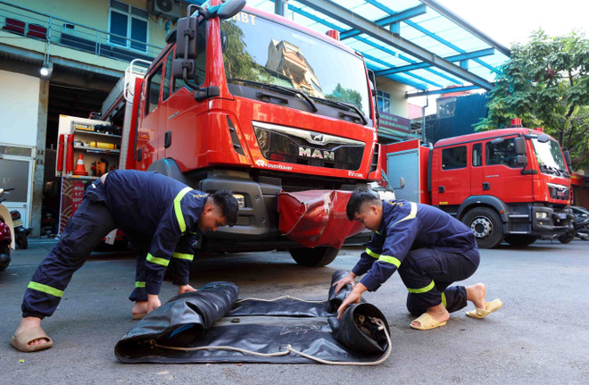 消防警察备好专业装备,随时待命。图自越通社 vna-potal-cong-an-ha-noi-san-sang-phong-chong-giac-lua-dem-lai-binh-yen-cho-nguoi-dan-7829415.jpg
