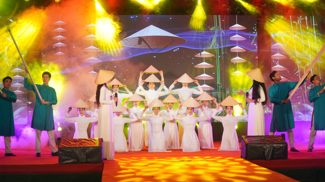 文艺节目表演。图自越通社 vna-potal-khai-mac-ngay-van-hoa-viet-nam-han-quoc-tai-hue-8301167.jpg