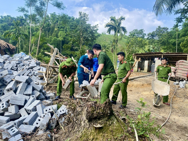 清化省公安携手清理破危旧房。图自越通社 vna-potal-cong-an-thanh-hoa-chung-tay-xoa-nha-dot-nat-8152554.jpg