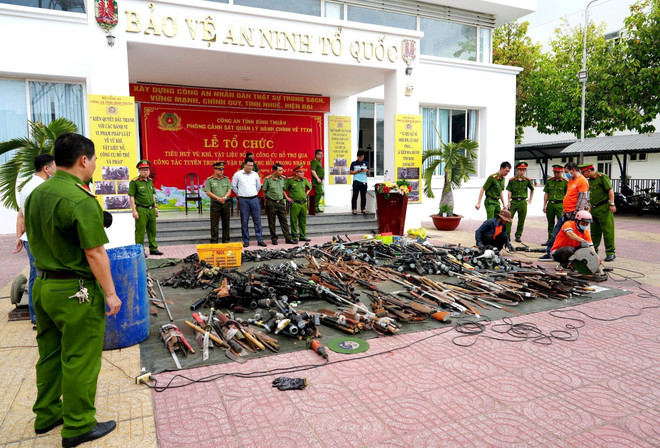 平顺省公安组织销毁武器。图自越通社 vna-potal-binh-thuan-tieu-huy-hang-nghin-loai-vu-khi-cong-cu-ho-tro-va-phao-7916590.jpg