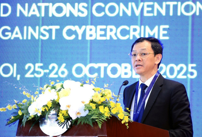 越南卫生部副部长阮知识发言。图自越通社 vna-potal-cong-uoc-ha-noi-hoi-thao-bao-ve-phu-nu-va-tre-em-khoi-bi-xam-hai-tren-khong-gian-mang-8364150.jpg