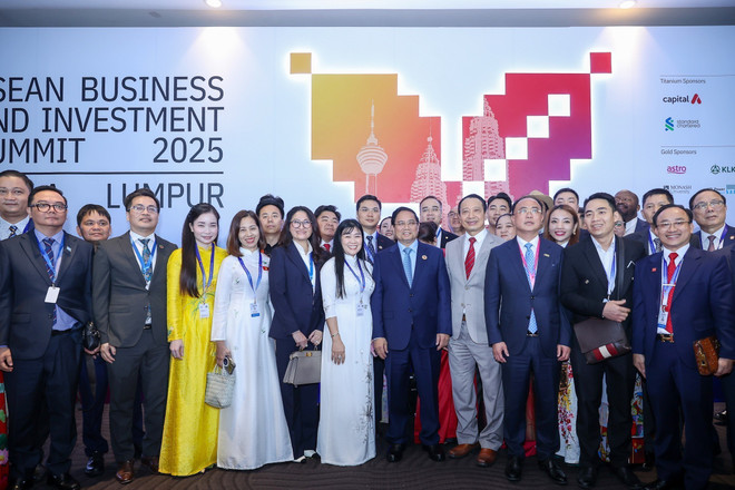 越南政府总理范明政与越南代表团合影。图自越通社 vna-potal-asean-47-thu-tuong-tham-du-phien-doi-thoai-cap-cao-tai-hoi-nghi-thuong-dinh-kinh-doanh-va-dau-tu-asean-8364099.jpg