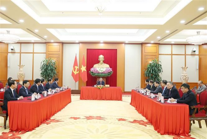 越共中央总书记苏林与美国总统唐纳德·特朗普通电话。图自越通社 bi-thu-to-lam-va-tong-thong-hoa-ky-donald-trump-dien-dam-8128180.jpg