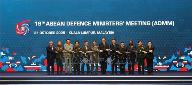 与会代表合影。图自越通社 vna-potal-admm-19-doan-ket-asean-vi-an-ninh-va-thinh-vuong-standjpg1.jpg