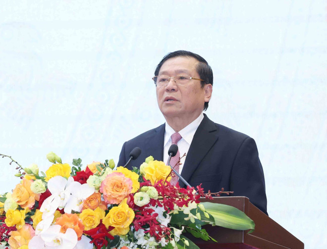 越共中央委员、中央宣教与民运部常务副部长赖春门发言。图自越通社 vna-potal-hop-bao-quoc-te-cong-bo-du-thao-cac-van-kien-trinh-dai-hoi-xiv-cua-dang-de-lay-y-kien-nhan-dan-8340466.jpg
