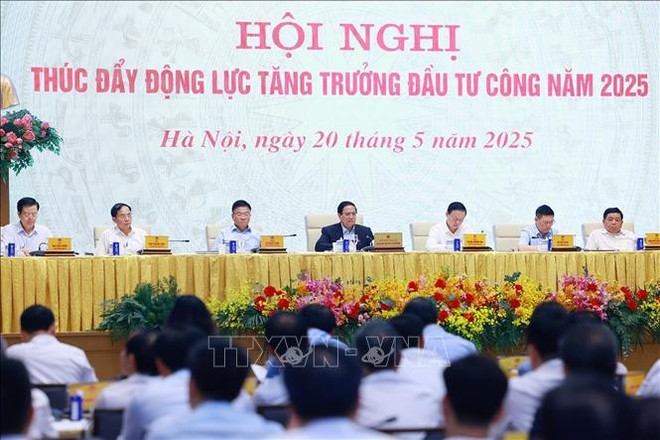 会议场景。图自越通社 thuc-day-dong-luc-tang-truong-dau-tu-cong-nam-2025-anh-ttxvn.jpg