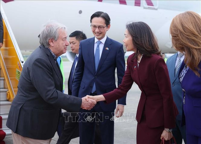 联合国秘书长安东尼奥•古特雷斯抵达河内 开始对越南进行正式访问。图自越通社 vna-potal-tong-thu-ky-lien-hop-quoc-antonio-guterres-bat-dau-tham-chinh-thuc-viet-nam-va-du-le-mo-ky-cong-uoc-ha-noi-stand.jpg
