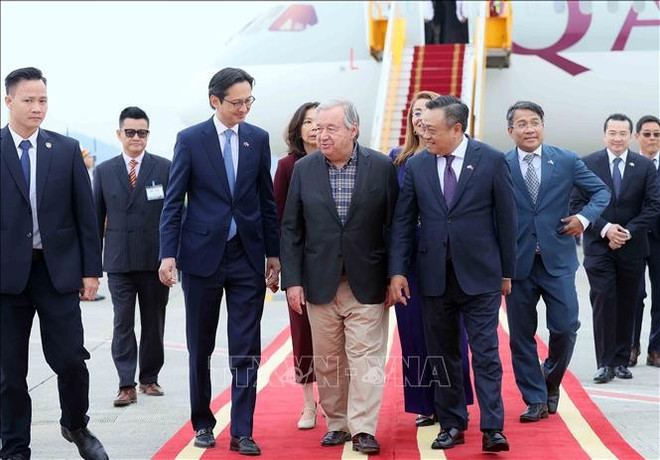 联合国秘书长安东尼奥•古特雷斯抵达河内 开始对越南进行正式访问。图自越通社 vna-potal-tong-thu-ky-lien-hop-quoc-antonio-guterres-bat-dau-tham-chinh-thuc-viet-nam-va-du-le-mo-ky-cong-uoc-ha-noi-standjpg2.jpg