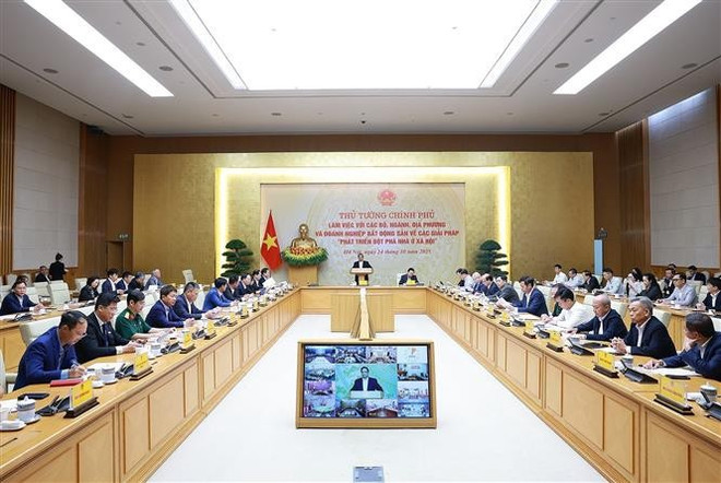会议现场。图自越通社 vna-potal-thu-tuong-lam-viec-ve-cac-giai-phap-phat-trien-dot-pha-nha-o-xa-hoi-8358817.jpg
