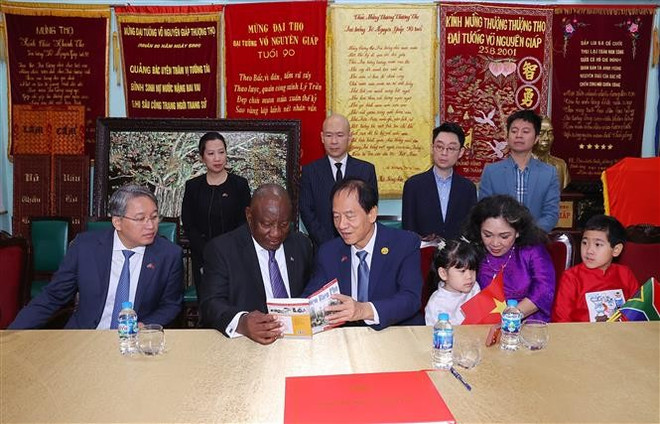 南非总统马塔梅拉·西里尔·拉马福萨访问武元甲大将家属。图自越通社 vna-potal-tong-thong-nam-phi-tham-gia-dinh-dai-tuong-vo-nguyen-giap-8359058.jpg