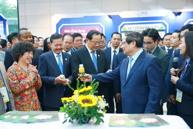 范明政总理参观越南TH集团的展位。图自vietnam+ 4.jpg