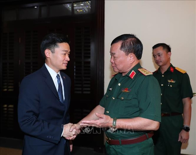 越南国防部副部长黄春战上将与美国国防部东亚事务副助理部长约翰·诺。图自越通社 quoc-phong-viet-nam-hoa-ky-852025a2.jpg