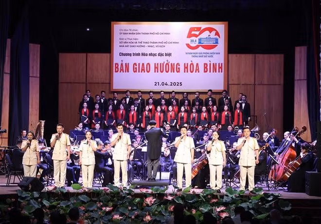 hu-du-chuong-trinh-hoa-nhac-dac-biet-ban-giao-huong-hoa-binh-7986326.jpg