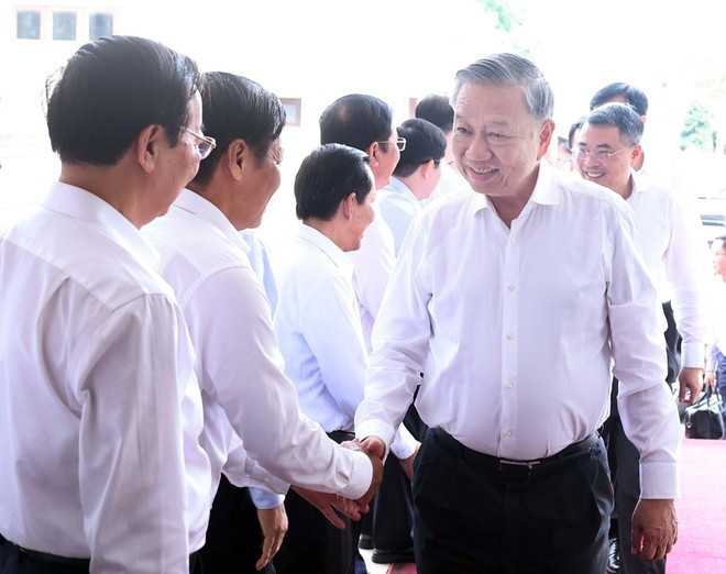 苏林与芹苴、朔庄、后江等省市领导代表。图自越通社