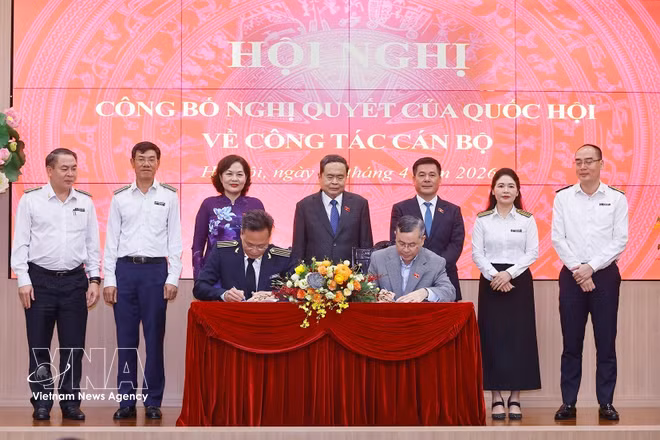 vnanet-chu-tich-quoc-hoi-trao-nghi-quyet-cua-quoc-hoi-cho-tong-kiem-toan-nha-nuoc-8686820.jpg