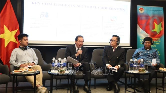 与会代表分享意见。图自越通社 dan-hop-tac-an-ninh-luong-thuc-indonesia-viet-nam-stand.jpg