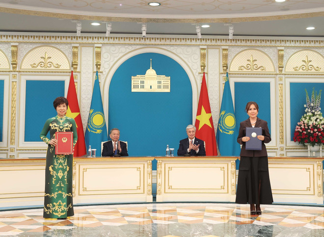 苏林总书记见证越南通讯社(TTXVN)与哈萨克斯坦总统广播电视综合体(TRC)之间的合作协议的交换。图自越通社 khstan-chung-kien-le-trao-cac-van-kien-hop-tac-giua-hai-nuoc-8015772.jpg