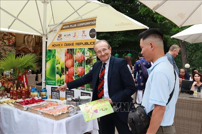 Grand贸易公司总经理弗拉迪斯拉夫·巴赫坚科介绍“越南角”。图自越通社 uuid990e2b22-a249-4d5b-a46e-e5a8b232c640code001library1type1mode1loctruecaptrue.jpg