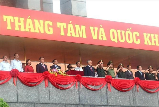 中央政治局委员、政府总理范明政出席阅兵游行国家级总彩排。图自越通社 tong-duyet-2.jpg