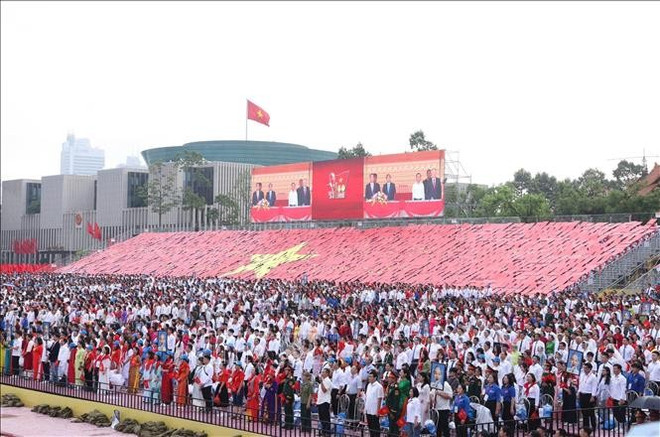 向国旗致敬仪式。图自越通社 tong-duyet-4.jpg
