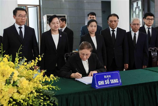 老挝国家副主席巴妮·雅陶都在吊唁簿上留言。图自越通社 cach-mang-lao-vieng-nguyen-chu-tich-nuoc-tran-duc-luong-8051825.jpg