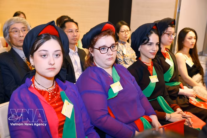 vnanet-chu-tich-quoc-hoi-tran-thanh-man-gap-gap-go-cong-dong-nguoi-viet-nam-tai-italy-8701031-2.jpg