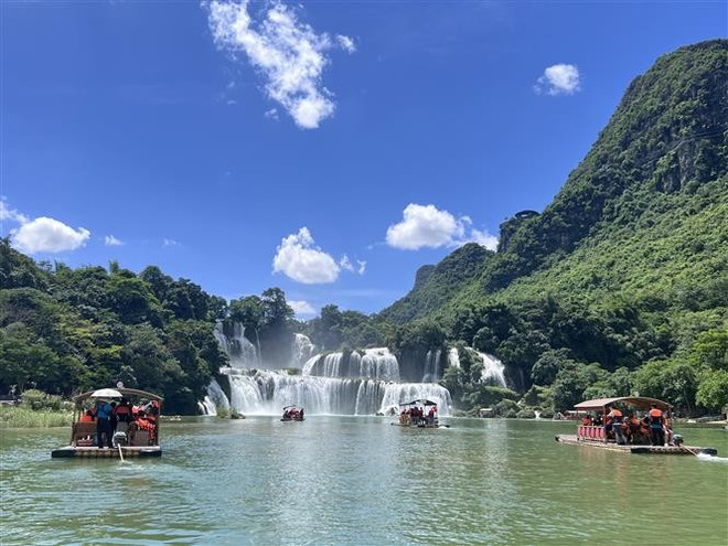 越南高平省旅游业迎来爆发式增长。图自越通社 cao-bang-don-hon-1-trieu-luot-du-khach-du-lich-8096616.jpg