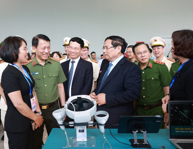 范明政总理参观科技产品展台。图自越通社 vna-potal-thu-tuong-pham-minh-chinh-du-le-khai-truong-trung-tam-du-lieu-quoc-gia-8218618.jpg