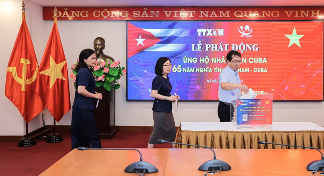 越通社领导班子参加募捐活动。图自越通社 vna-potal-thong-tan-xa-viet-nam-to-chuc-le-phat-dong-ung-ho-nhan-dan-cuba-trong-toan-nganh-8218613-1.jpg