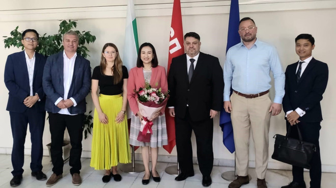 双方代表合影。图自越通社 vna-potal-dai-su-nguyen-thi-minh-nguyet-lam-viec-voi-pho-thu-tuong-bulgaria-8218527.jpg