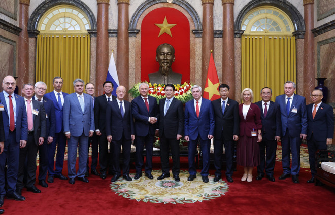 双方代表合影。图自越通社 vna-potal-chu-tich-nuoc-luong-cuong-tiep-chu-tich-duma-quoc-gia-nga-vyacheslav-volodin-8303186.jpg