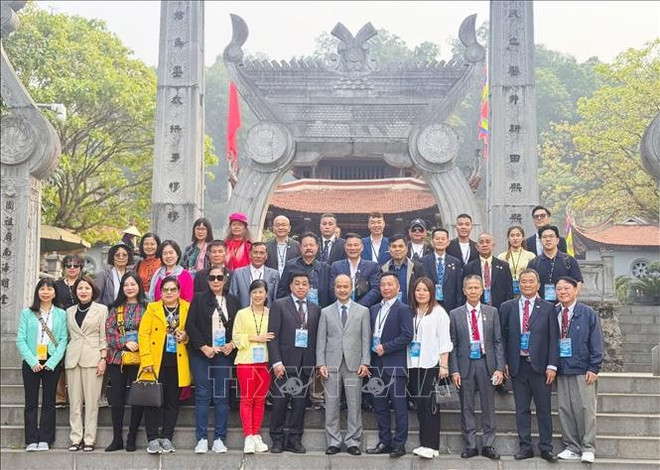 海外越南人代表团参加雄王祭祖节。图自越通社 kieu-bao-3425.jpg