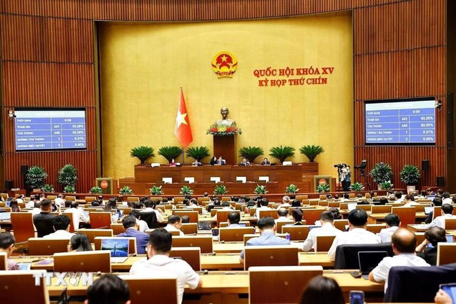 国会表决通过国会关于对学前儿童、中小学生,以及在国民教育体系中接受普通教育的学习者实行学费减免与资助的决议。图自越通社 quoc-hoi-thong-qua-nghi-quyet-ve-mien-hoc-phi-2606.jpg
