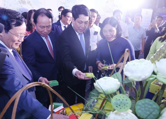 国家主席与与会代表一同参观了展区,了解海防市的地方特色产品。图自越通社 chu-tich-nuoc-luong-cuong-va-cac-dai-bieu-tham-quan-cac-gian-trung-bay-dac-san-cua-hai-phong-ben-le-ky-hop-anh-ttxvn.jpg