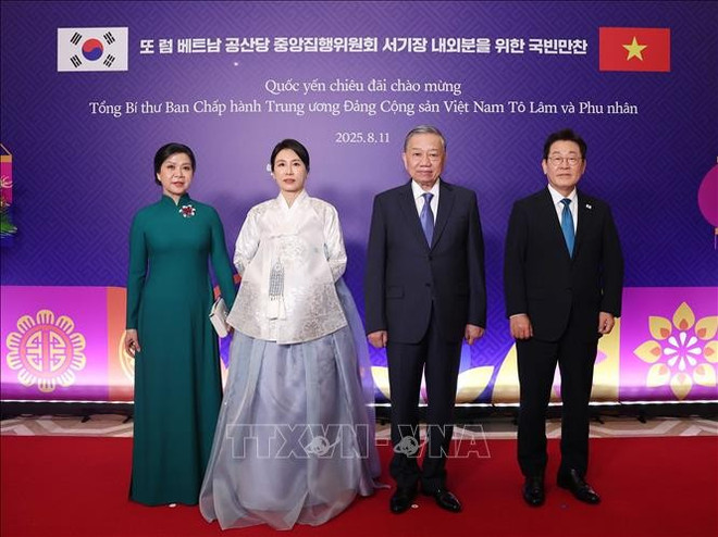 越共中央总书记苏林与夫人与韩国总统李在明夫妇合影。图自越通社 quoc-yen-3.jpg