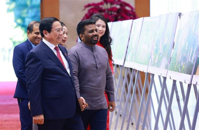 范明政总理与斯里兰卡总统阿努拉·库马拉·迪萨纳亚克参观越斯关系图片展。图自越通社 hu-tuong-pham-minh-chinh-hoi-kien-tong-thong-sri-lanka-8013684.jpg