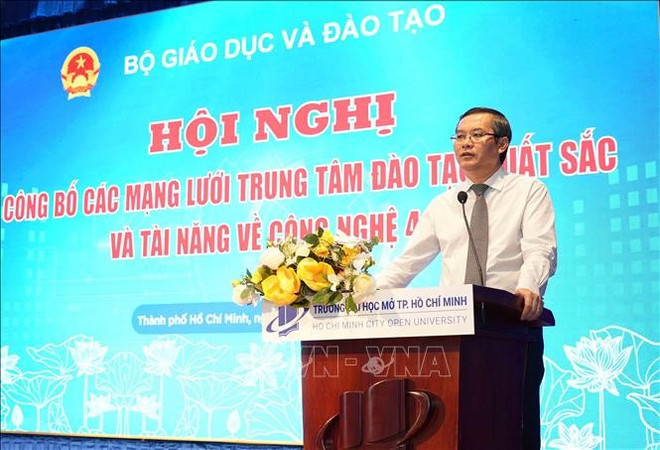 越南教育与培训部副部长阮文福在发布会上发言。图自越通社 6-mang-luoi-trung-tam.jpg