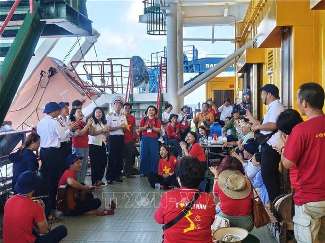 海外越南人代表团探访长沙群岛与DK1海上高脚屋。图自越通社 trtuong-sa-260425-2.jpg