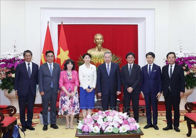双方代表合影。图自越通社 tbt-to-lam-2.jpg
