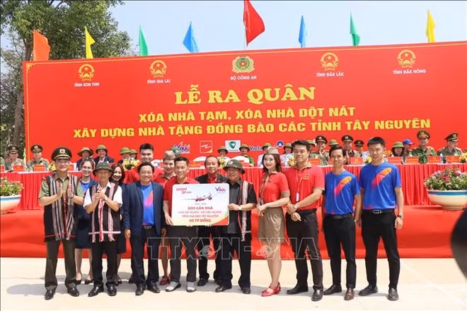 l-bo-cong-an-ra-quan-xoa-nha-tam-nha-dot-nat-tai-khu-vuc-tay-nguyen-stand.jpg