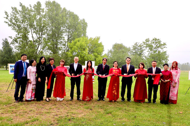 关于越南的摄影展在柏林举行。图自越通社 nh-viet-nam-to-them-sac-mau-cho-vuon-the-gioi-berlin-8145814-1.jpg