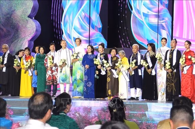 le-hoi-ao-dai-thanh-pho-ho-chi-minh-lan-thu-11-stand.jpg