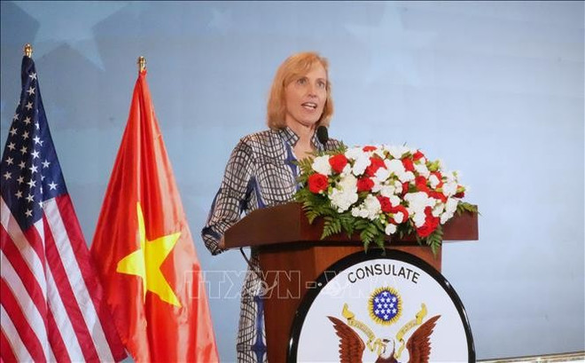 美国驻胡志明市总领事苏珊·伯恩斯在致辞。图自越通社 uuid6d822fda-11c2-42ad-8771-a1cf7ffb1414code001library1type1mode1loctruecaptrue.jpg