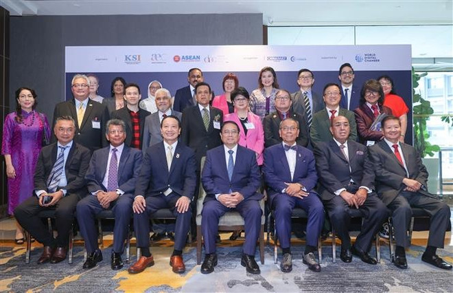 范明政同与会代表合影。图自越通社 thu-tuong-du-dien-dan-lanh-dao-va-doi-tac-asean-8053095.jpg